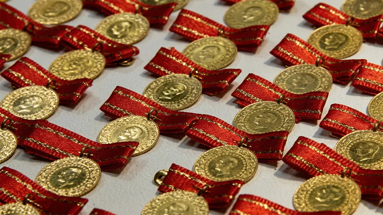 Altın fiyatlarını petrol vuracak: Uzman isimden 'tek seferde almayın' uyarısı