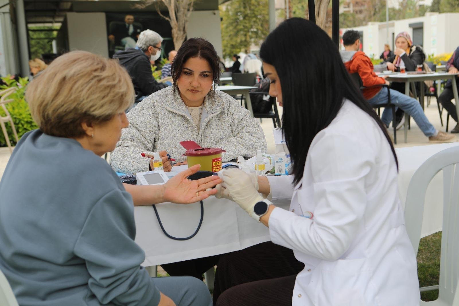 Bayraklı’da Sağlık Haftası’nda Sağlık Hizmeti Vatandaşla Buluştu (1)