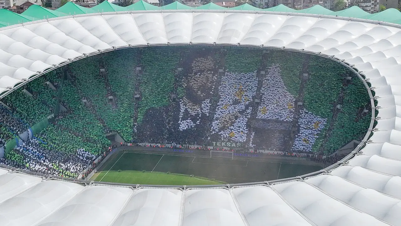 Bursasporlu Taraftarlardan Sampiyonluk Macinda Nefes Kesen Koreografi 1