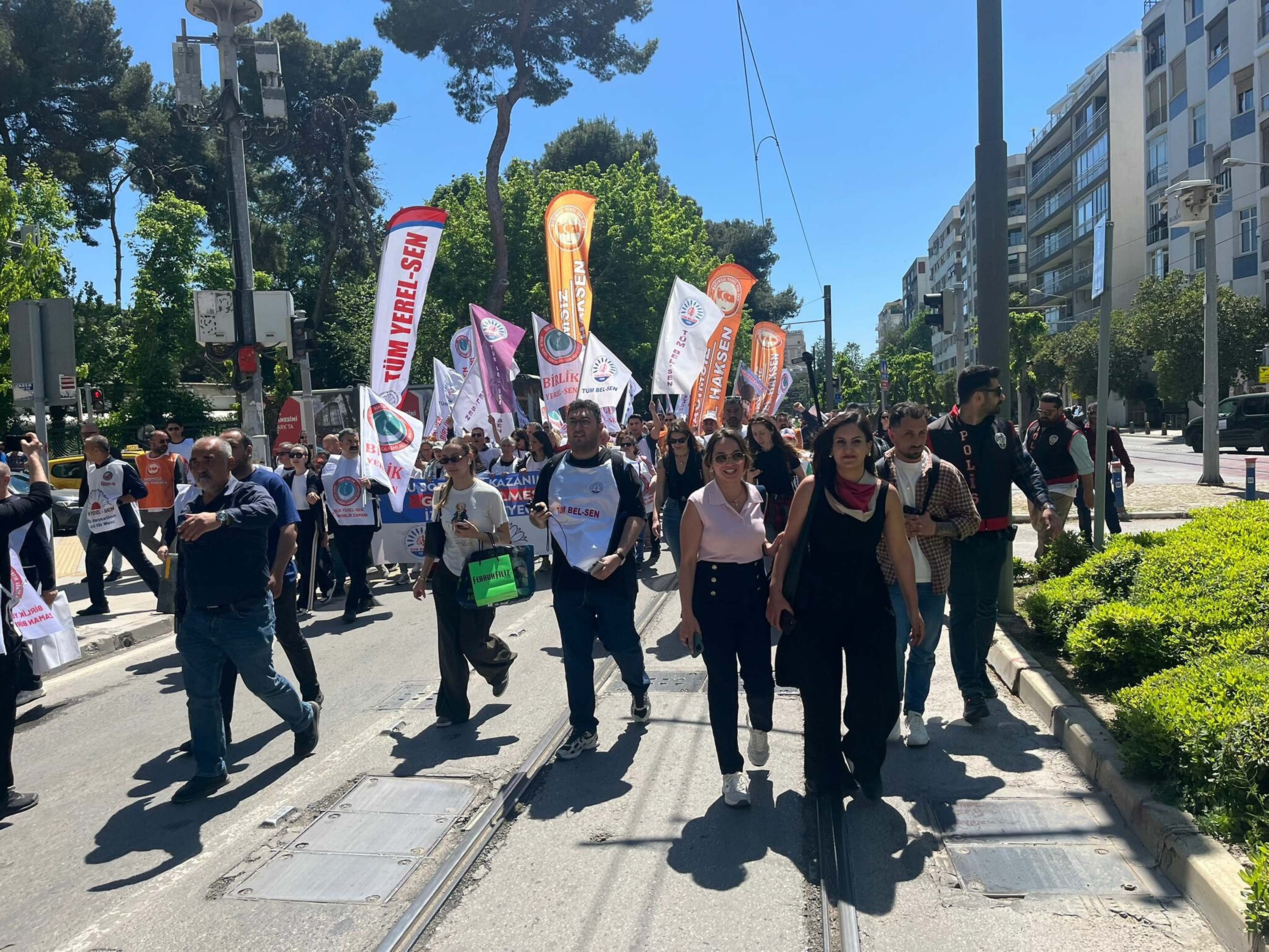 I Z M I R D E 4 B E L E D I Y E N I N M E M U R L A R I I S B I R 1284602 382205