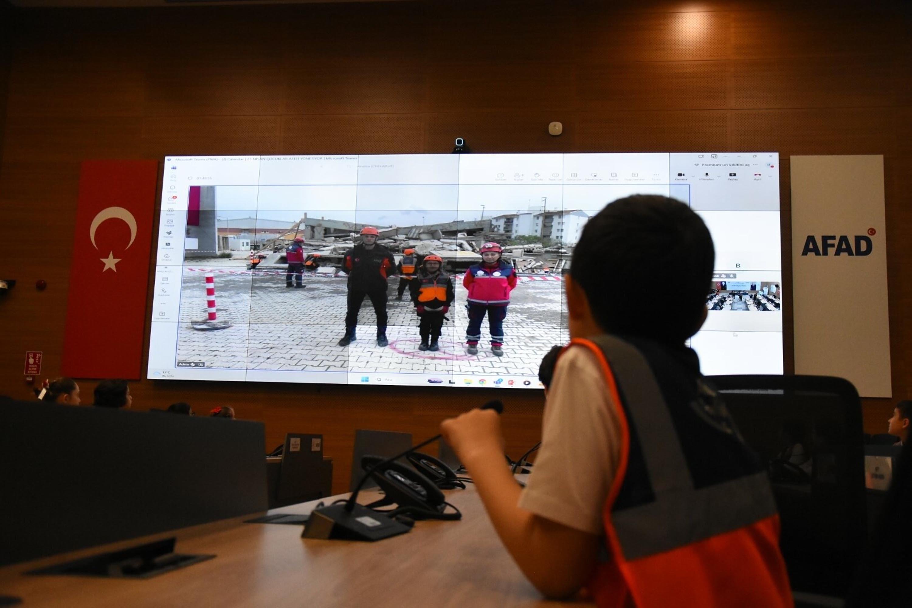 I Z M I R D E A F E T I C O C U K L A R Y O N E T T I E K F O T 1275151 379495