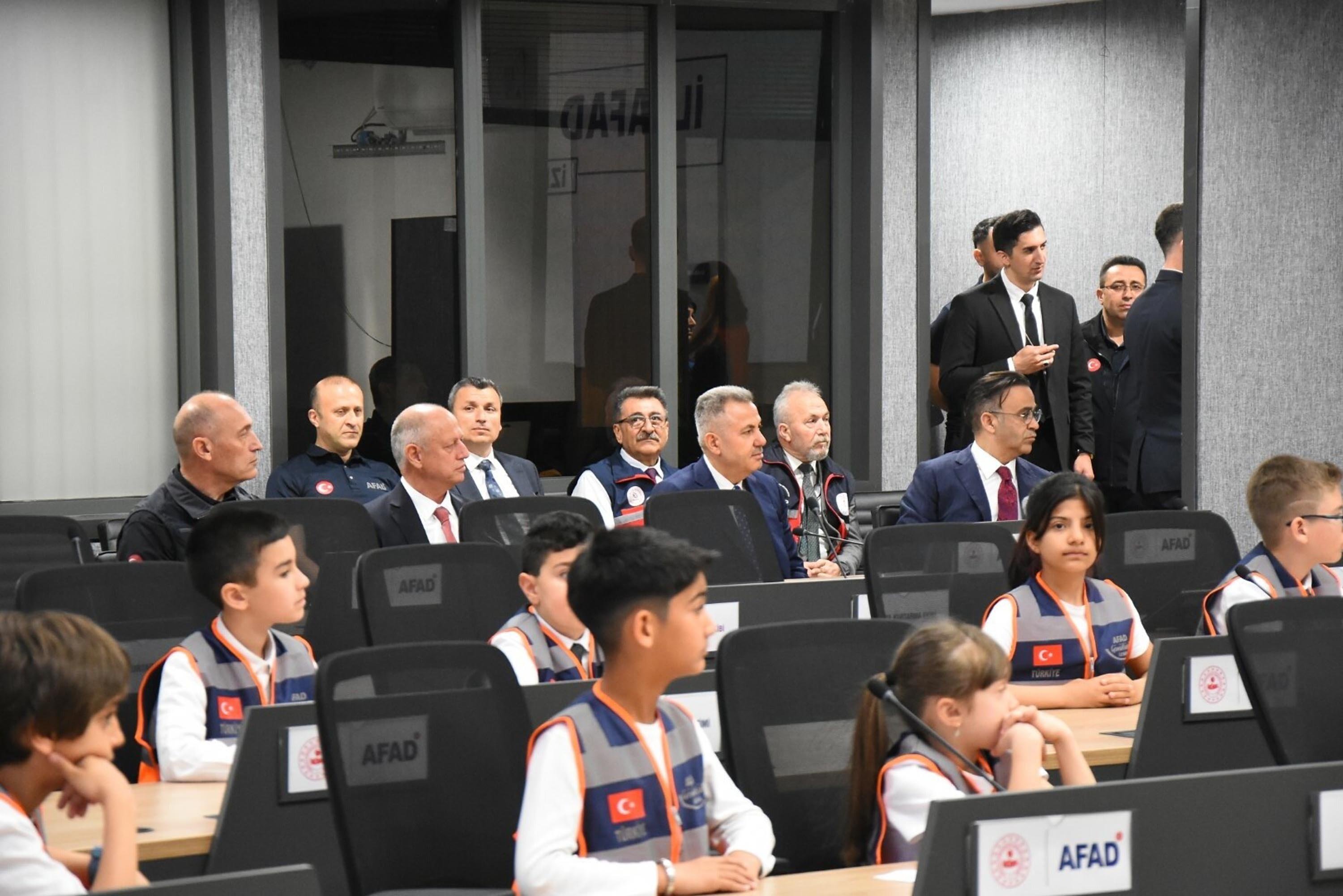 I Z M I R D E A F E T I C O C U K L A R Y O N E T T I E K F O T 1275154 379495