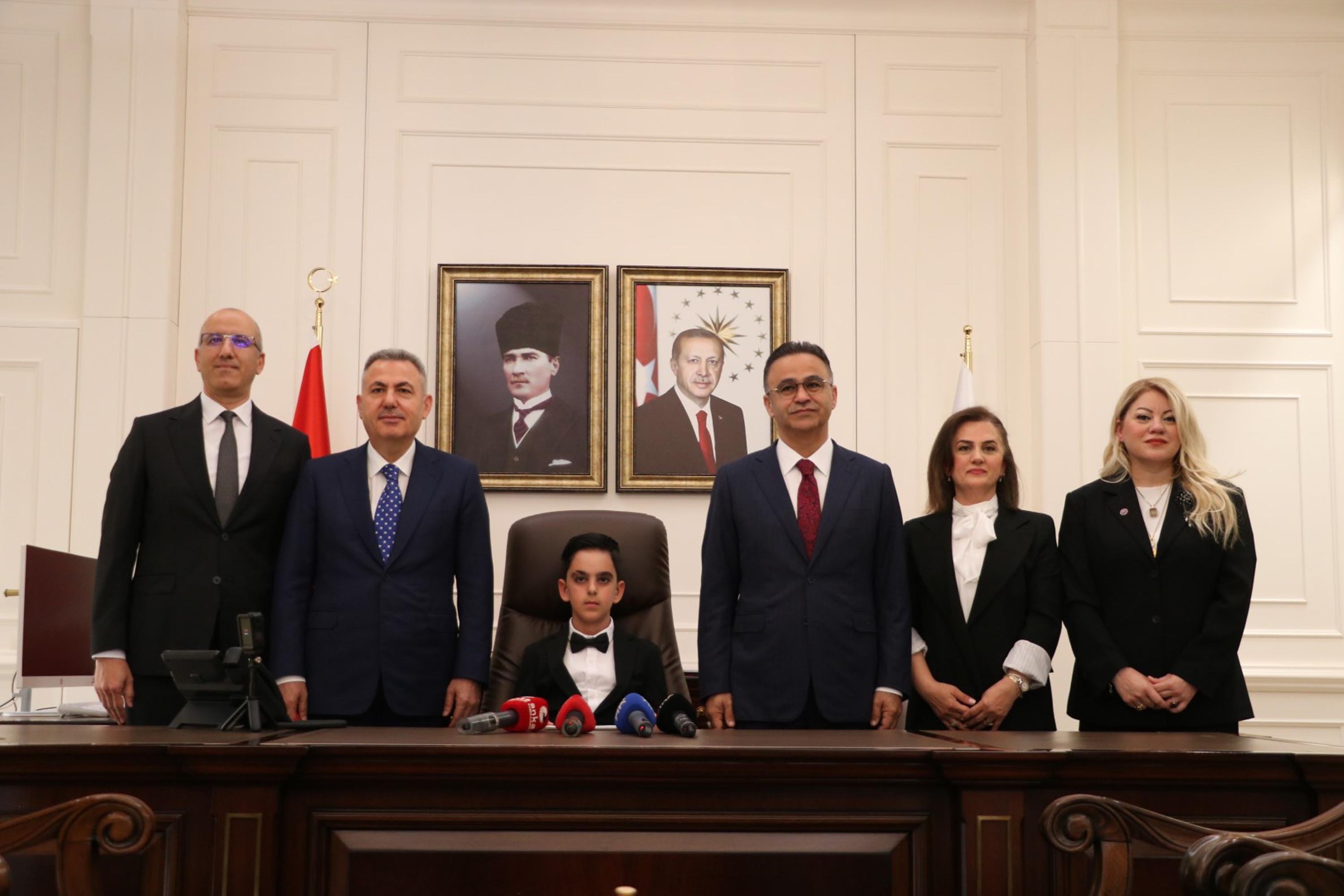 Izmir Valisi Elban Makamini 4’Uncu Sini 1274425 379313 (2)