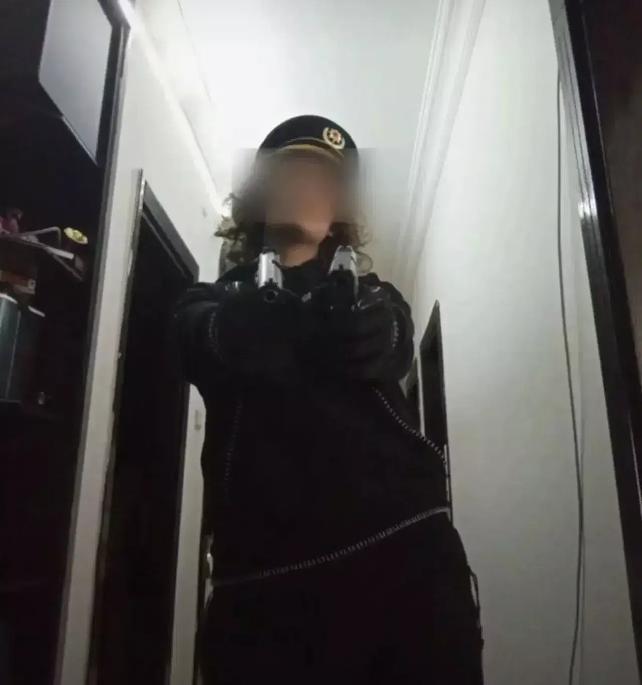 Kafasinda Toren Sapkasi Elinde Iki Silah Okul Saldirganina Ait Yeni Goruntuler Ortaya Cikti 1