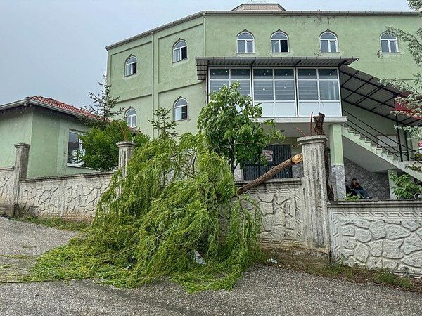 Uşak'ta fırtına nedeniyle bazı evlerin çatıları uçtu