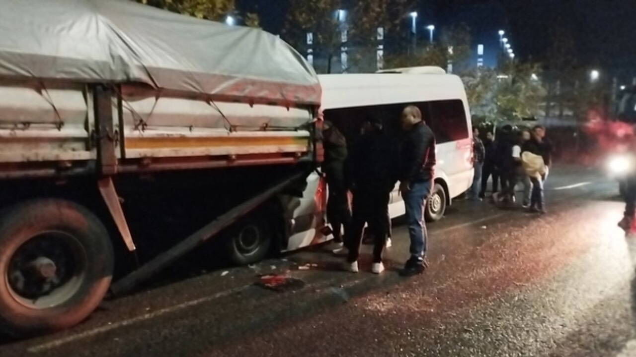 İşçi servisi ile tır çarpıştı! Çok sayıda yaralı var...