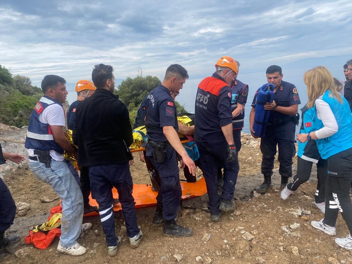 İzmir'de yüksekten düşerek mahsur kalan jandarma kurtarıldı!