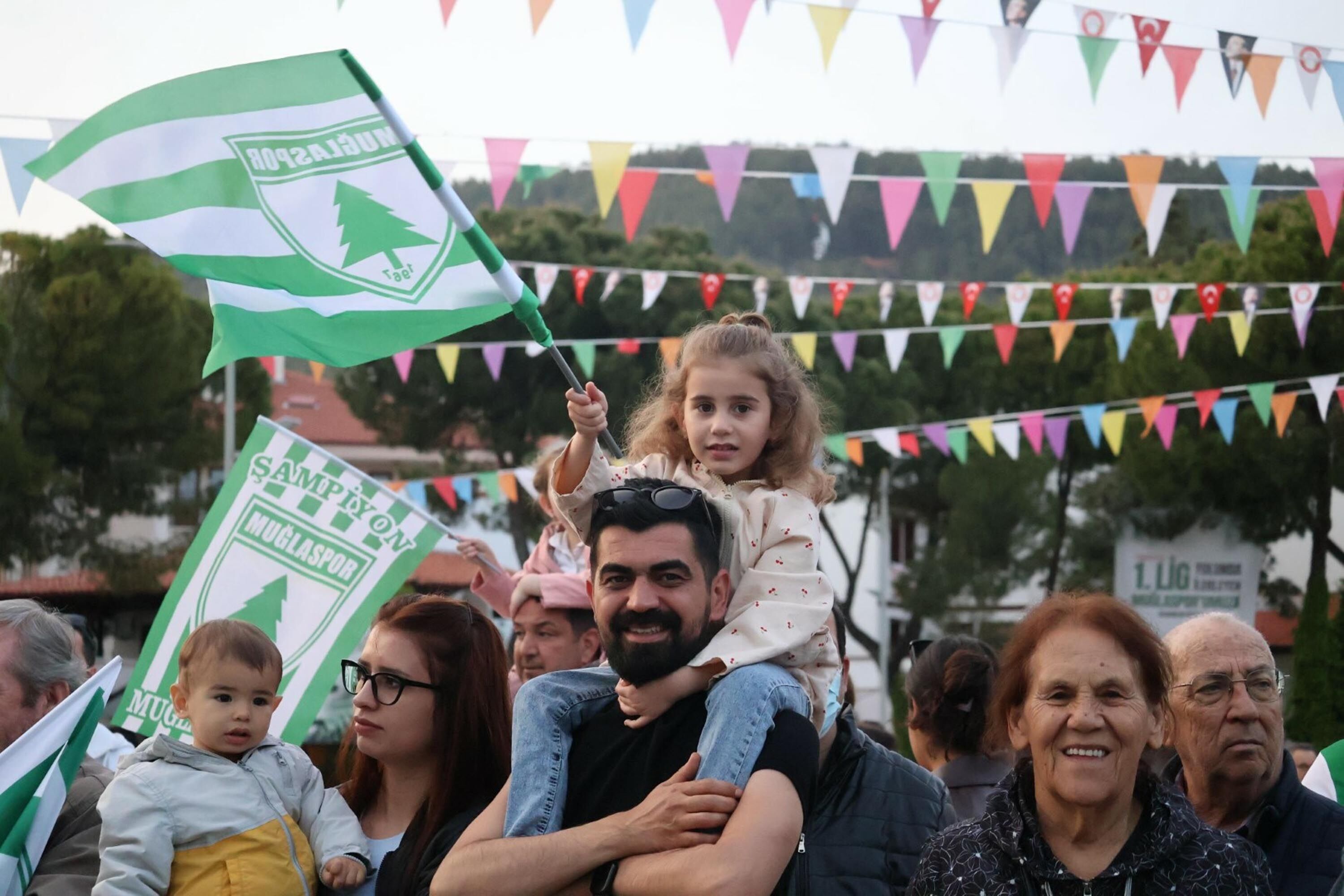 Şampiyon Muğlaspor'a kentte tarihi karşılama
