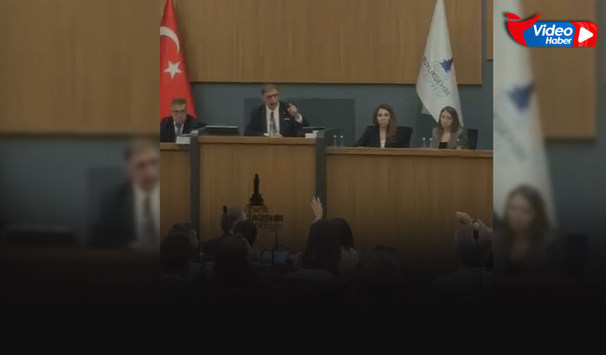 CHP'li Meclis üyeleri Tugay’ı ayakta alkışladı: Kentte kötülüğünüzün vebali boynunuzda!