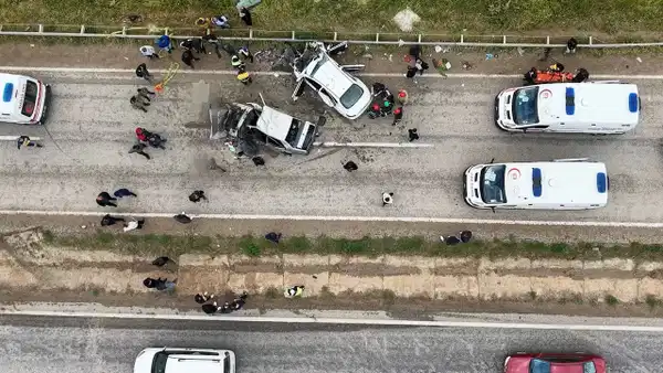 Trafik kazası bir aileyi yok etti: 1'i çocuk 3 ölü
