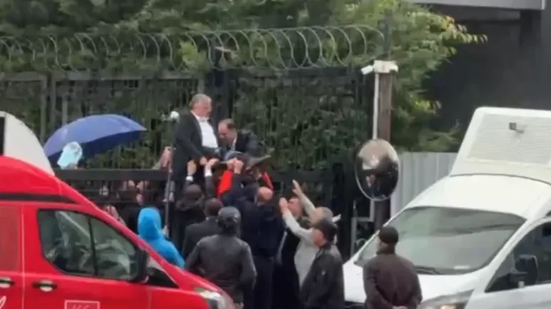 Genel merkezde otopark kapısına tırmanan başkanın bacağı kırıldı