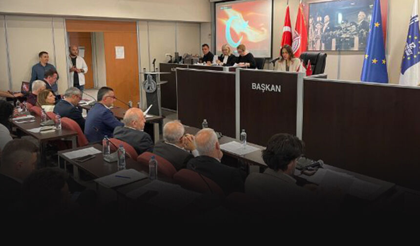 Karşıyaka’da  ‘Asansör’ krizi... Meclis üyeleri Ünsal'ı protesto etti