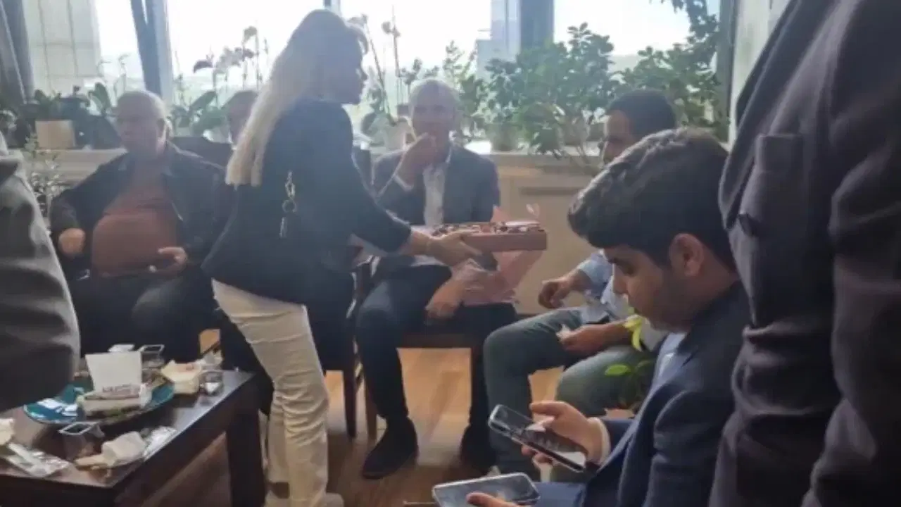 Kılıçdaroğlu'nun ekibinden Genel Merkez'de çikolatalı kutlama!