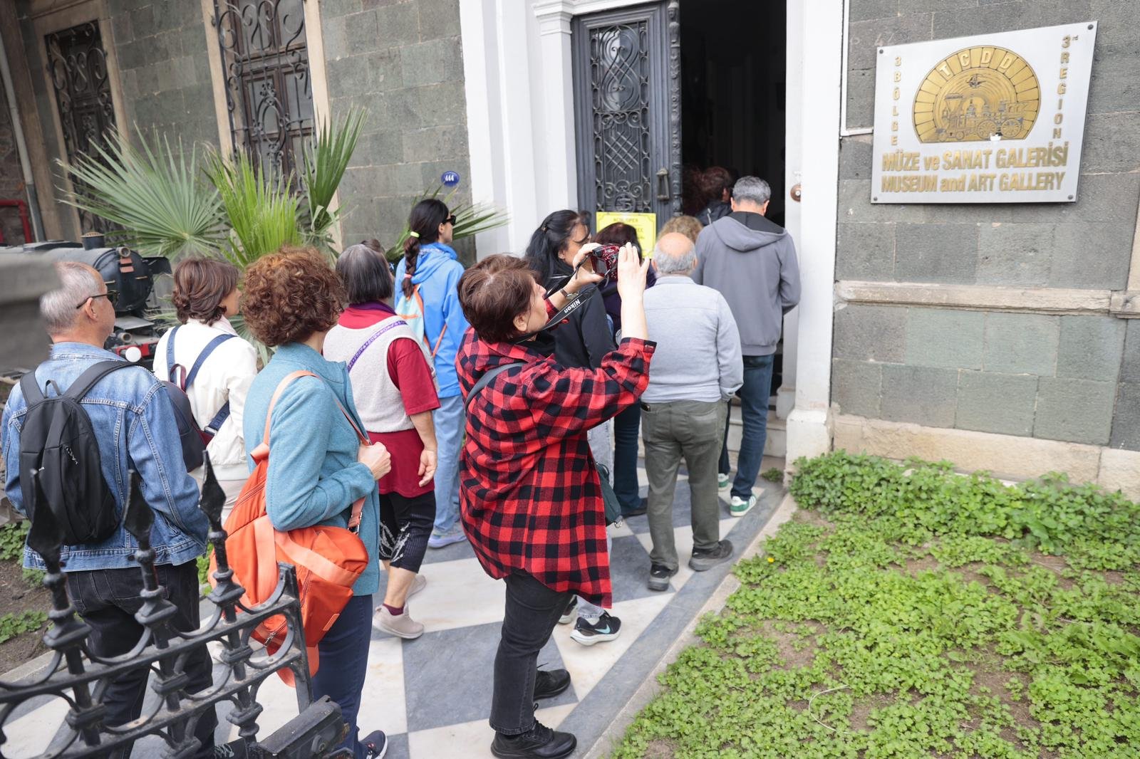 Konak Kültürel Miras Gezileri’yle Kenti Keşfettiler (10)
