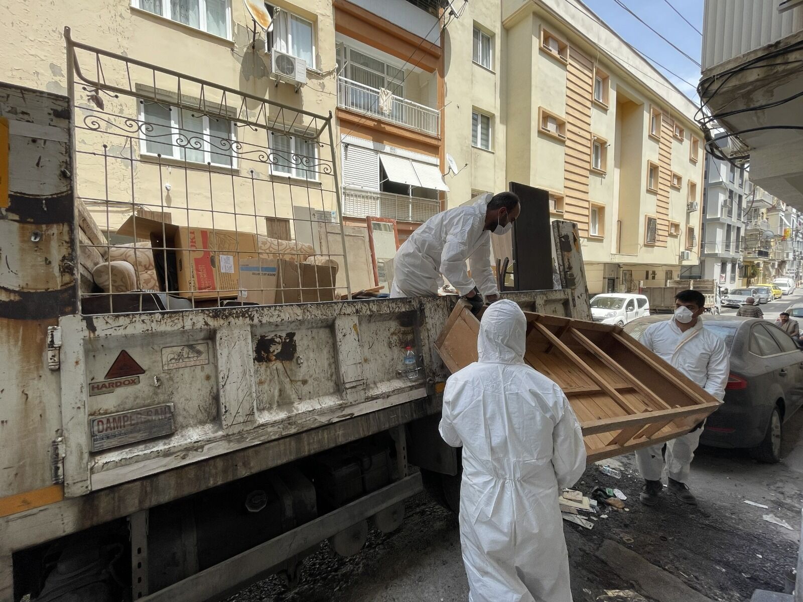 Konak’ta Çöp Eve Geçit Verilmedi 10 Ton Atık Çıkarıldı (2)