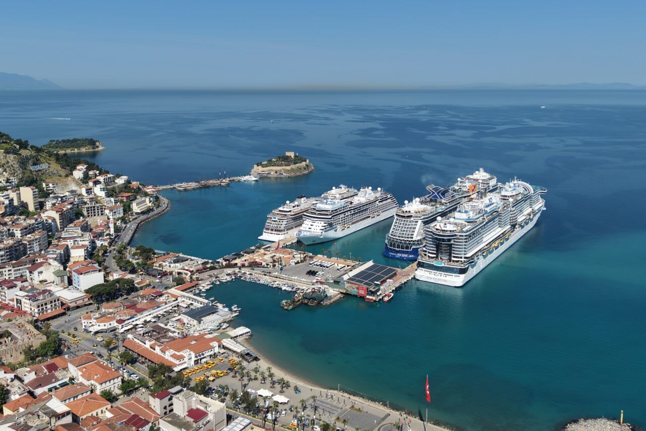 Kuşadası'na kruvaziyerlerle 9 bin 132 turist geldi