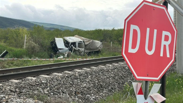 Raylarda facia: Tren, kamyoneti ezdi!