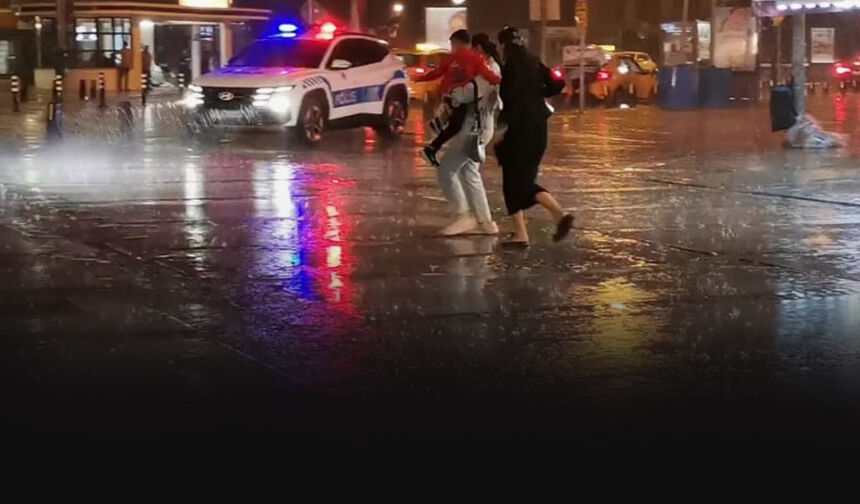 İzmir'i sağanak vurdu!