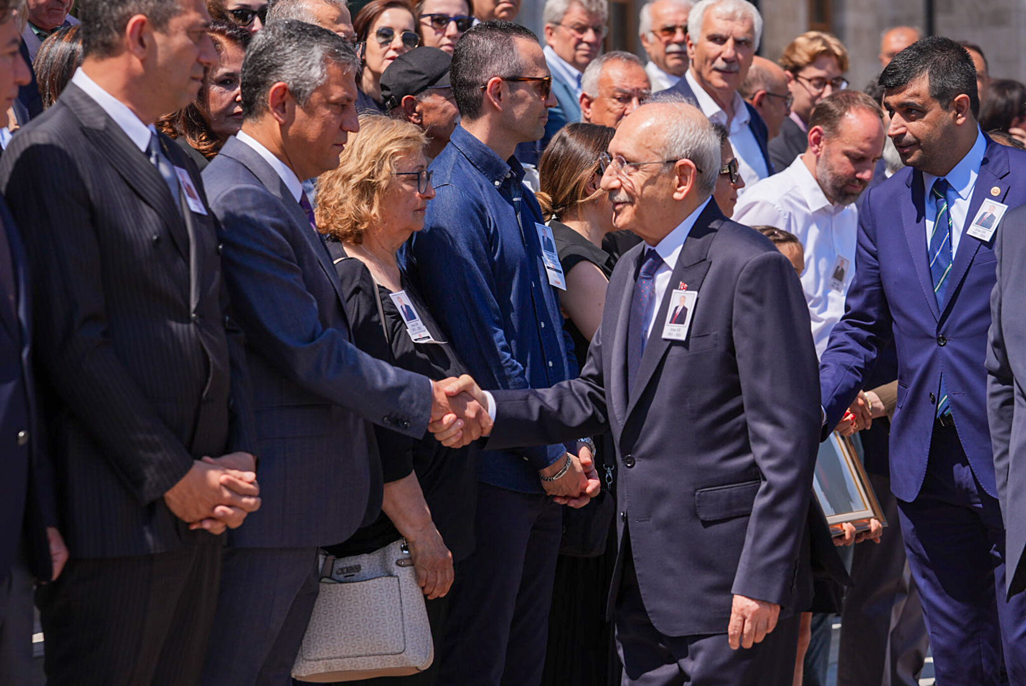 Butlan sonrası ilk kez yan yana geldiler: Özel ve Kılıçdaroğlu tokalaştı