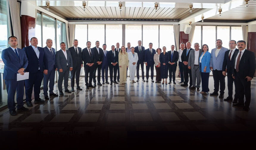 CHP İzmir’de olağanüstü dakikalar: İstifa mı mücadele mi?