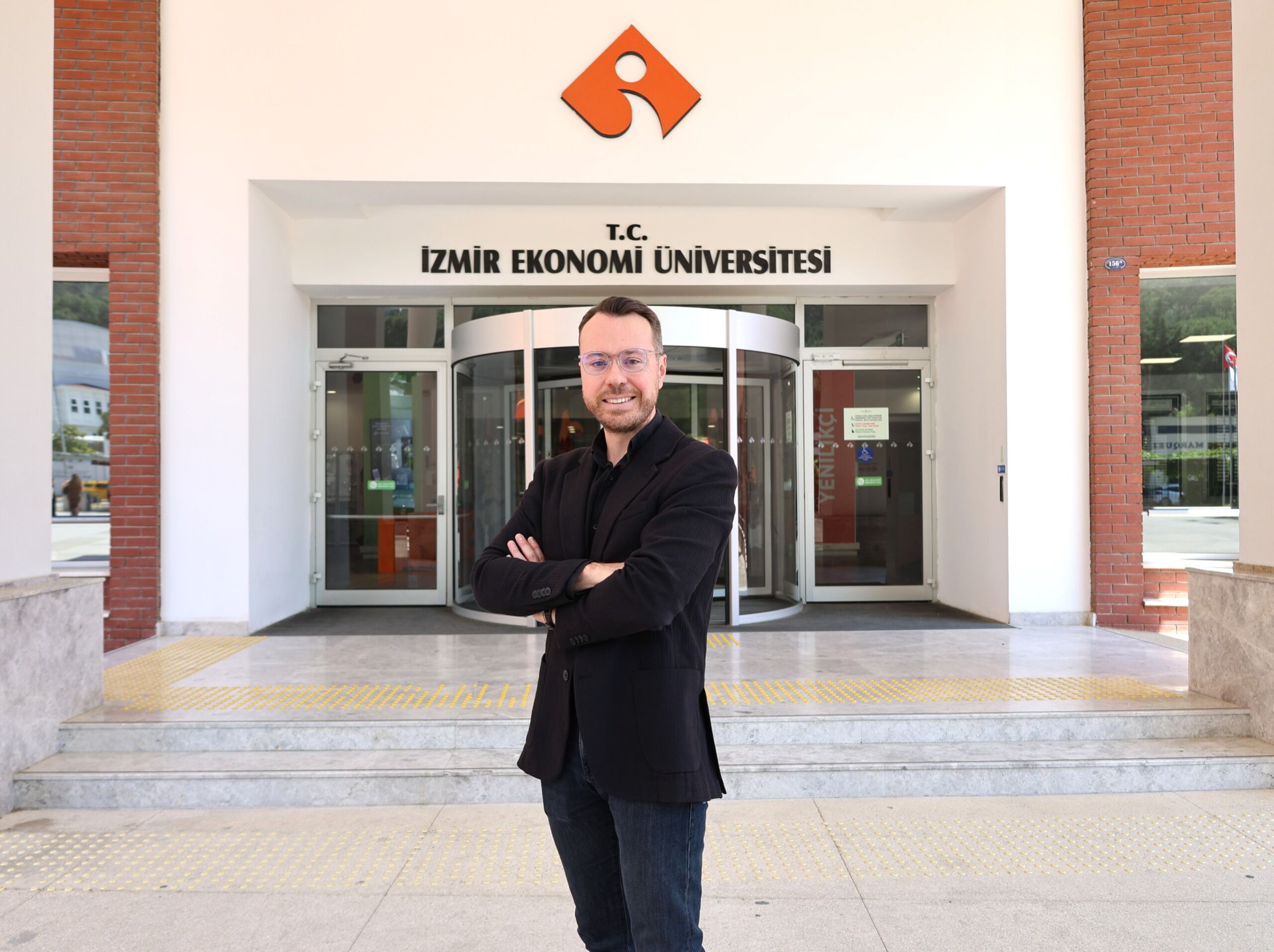 İeü Siyaset Bilimi Ve Uluslararası İlişkiler Bölümü Dr. Öğretim Üyesi Umut Can Adısönmez