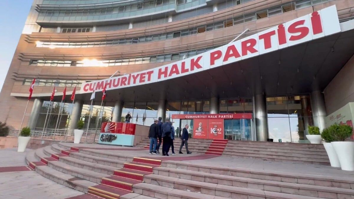 İmzalar Genel Merkez'e geliyor: Özel'den 'olağanüstü kurultay' hamlesi!