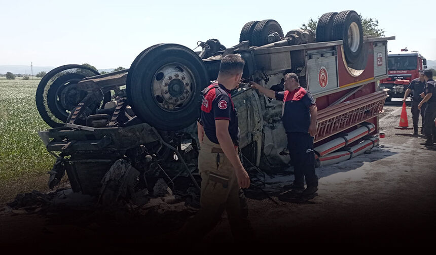 İzmir'de ihbara giden itfaiye aracı devrildi: 2 personel yaralı!