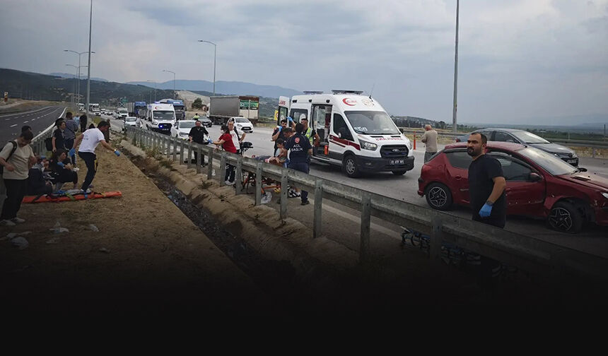 Lastiği patlayan otomobil yolcu otobüsüne çarptı: Çok sayıda yaralı var!