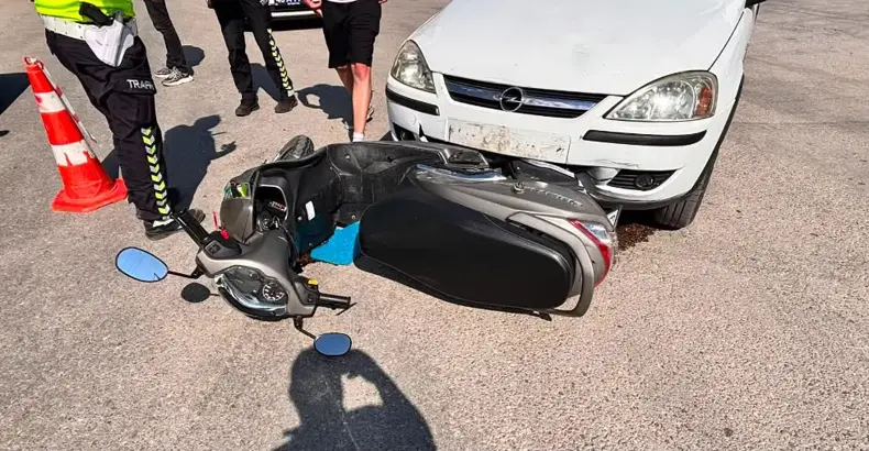 Otomobille çarpışan motosikletteki 2 kişi hastanelik!