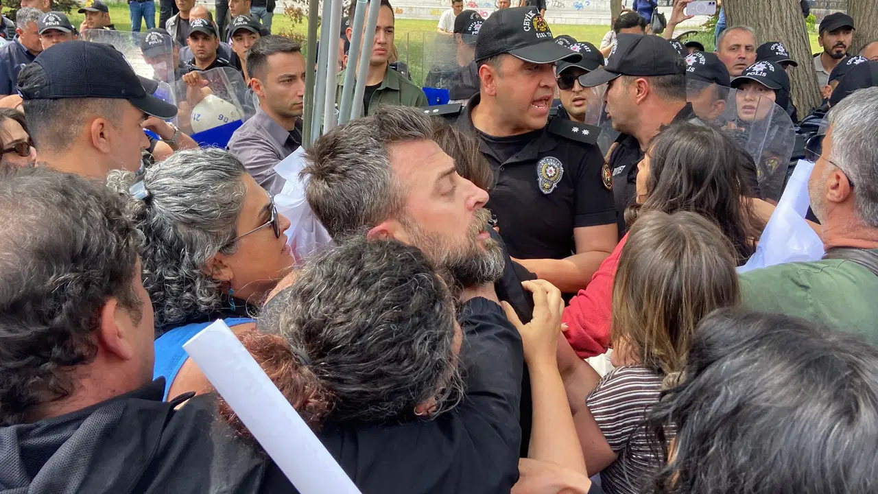 Özel sektör öğretmenlerine polis müdahalesi!