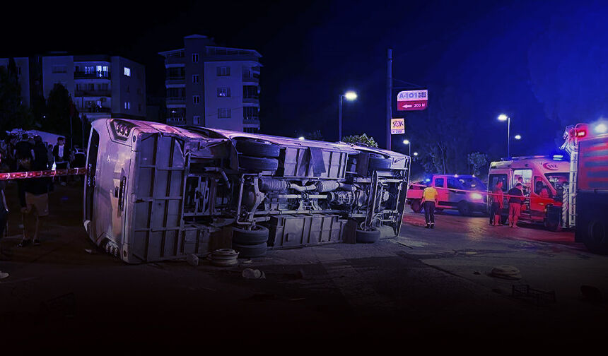 Servis otobüsü ile otomobil çarpıştı: 4 kişi yaralandı!