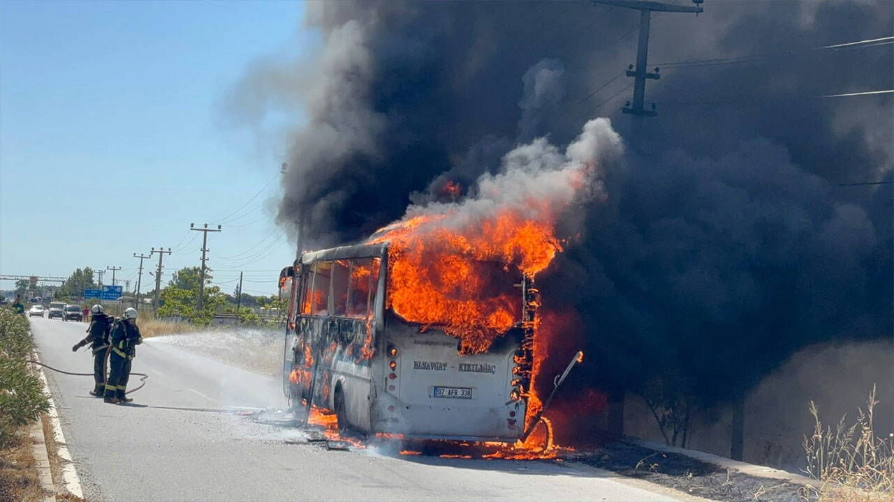 Yolcu midibüsü alev aldı: 'Kapılar kapalıydı...'