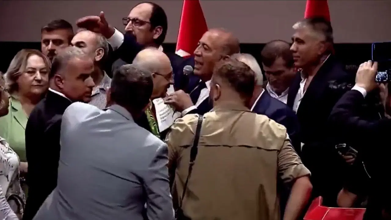 Kılıçdaroğlu rozet takarken görevlileri fırçaladı