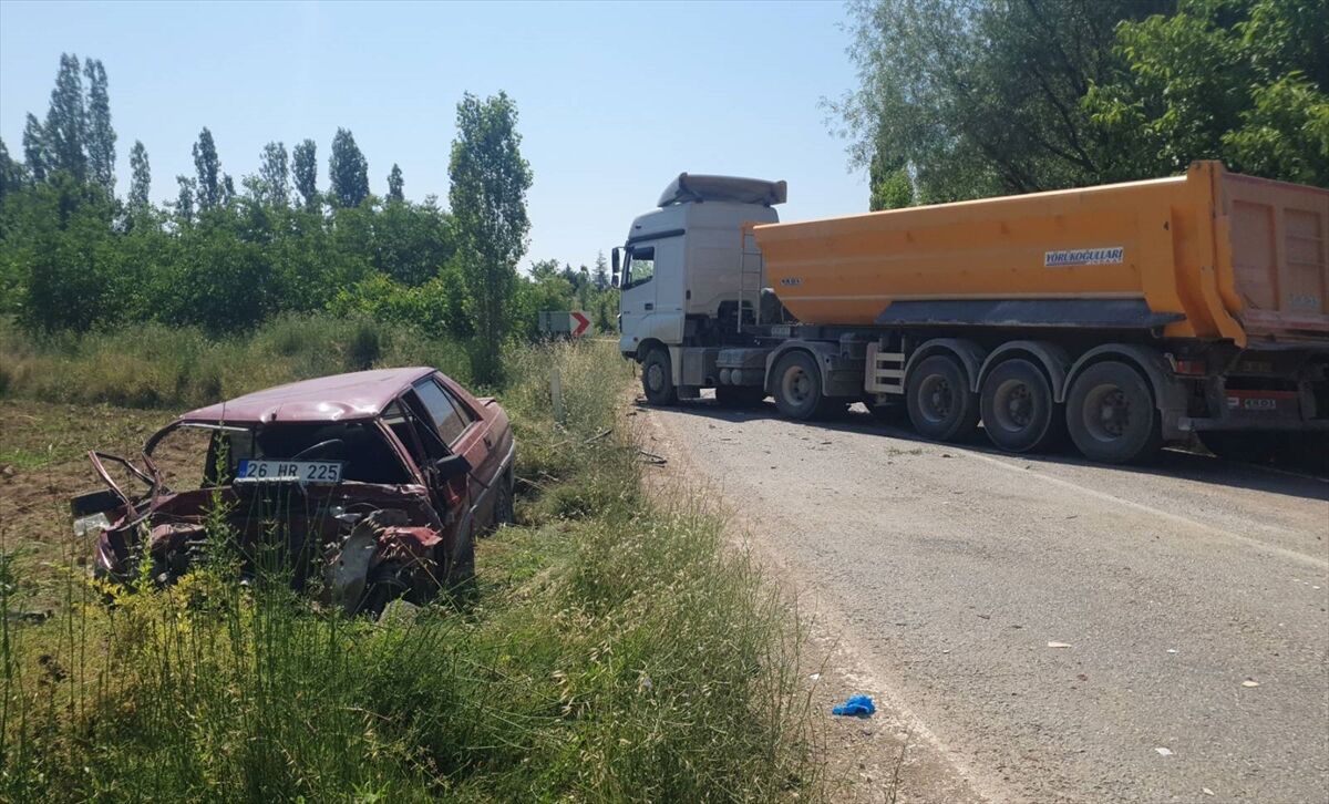Uşak'ta feci kaza: Tırla çarpışan otomobilin sürücüsü öldü!
