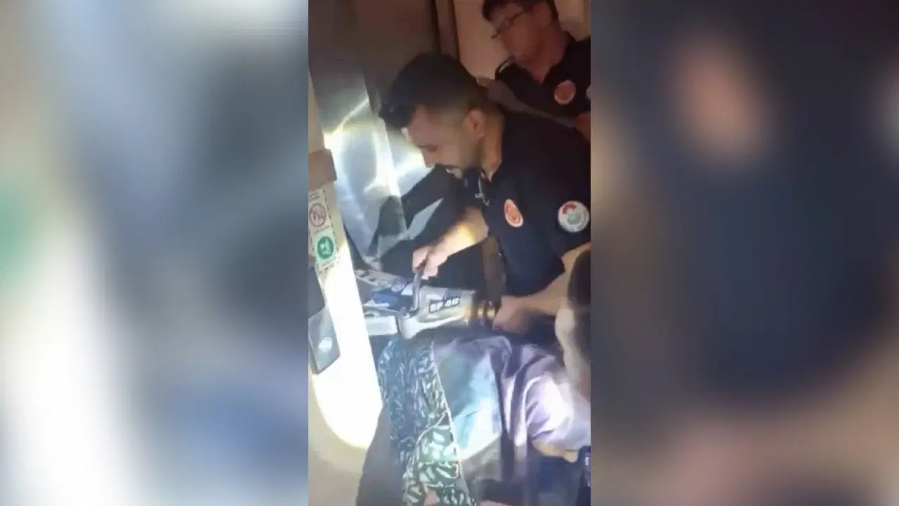 Arızalanan asansörde mahsur kalan 9 kişi kurtarıldı