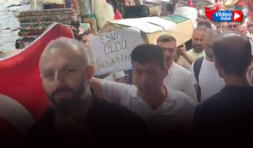 Kemeraltı esnafından 'Çankaya Otoparkı' önünde tabutlu protesto!