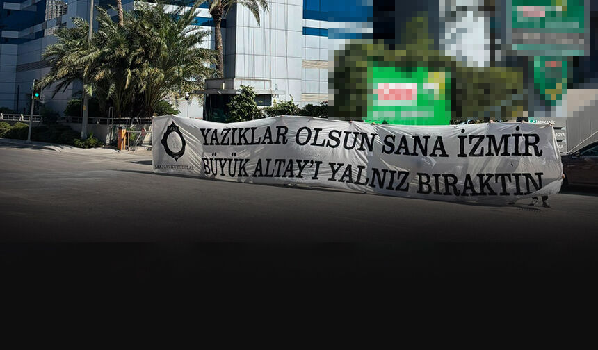 Siyah-beyazlılardan Arkas binası önünde pankartlı isyan: "Yazıklar olsun sana İzmir"