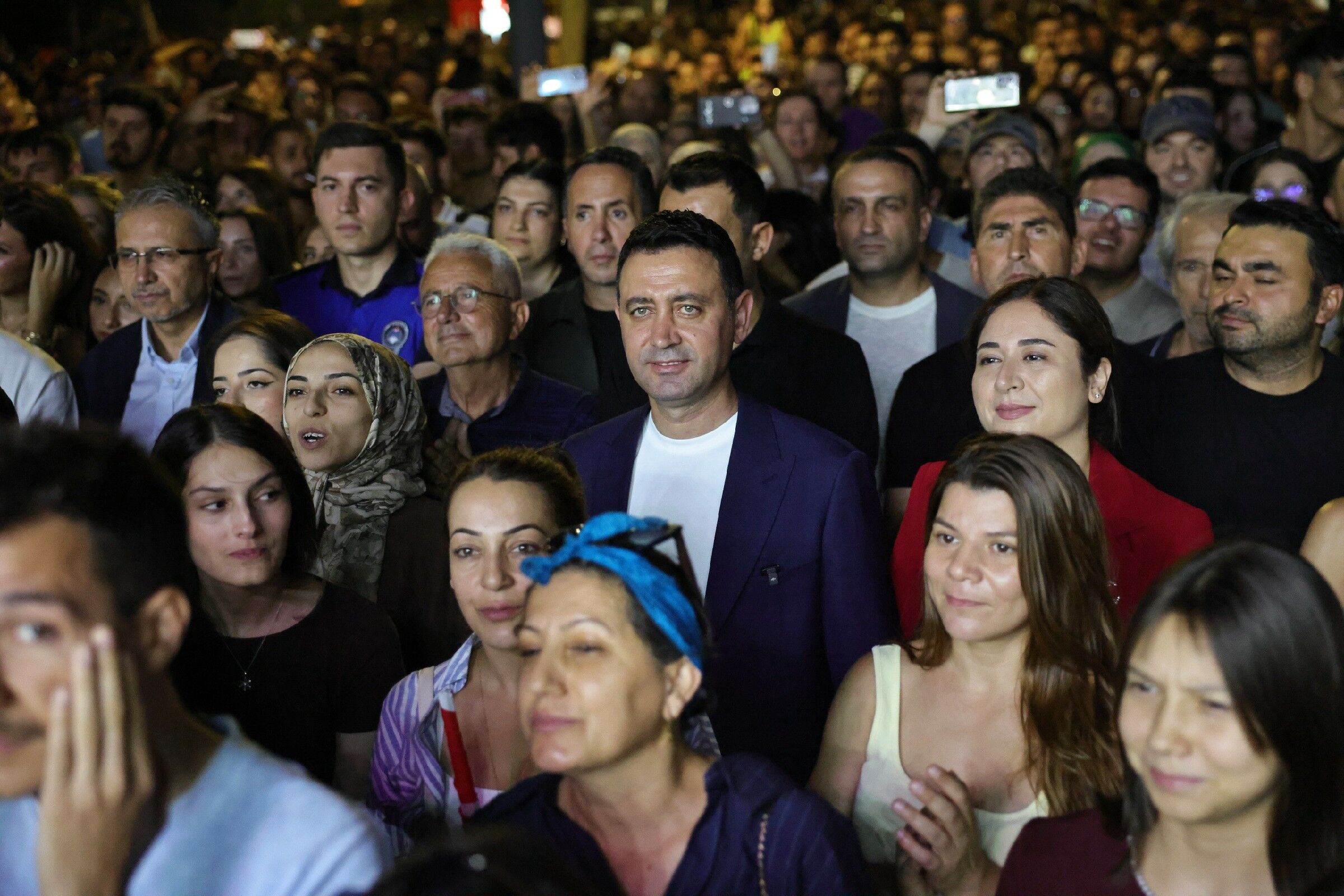 Bayrakli’da 30 Ağustos Coşkusu Emre Aydin’la Sahi̇le Taşti (12)