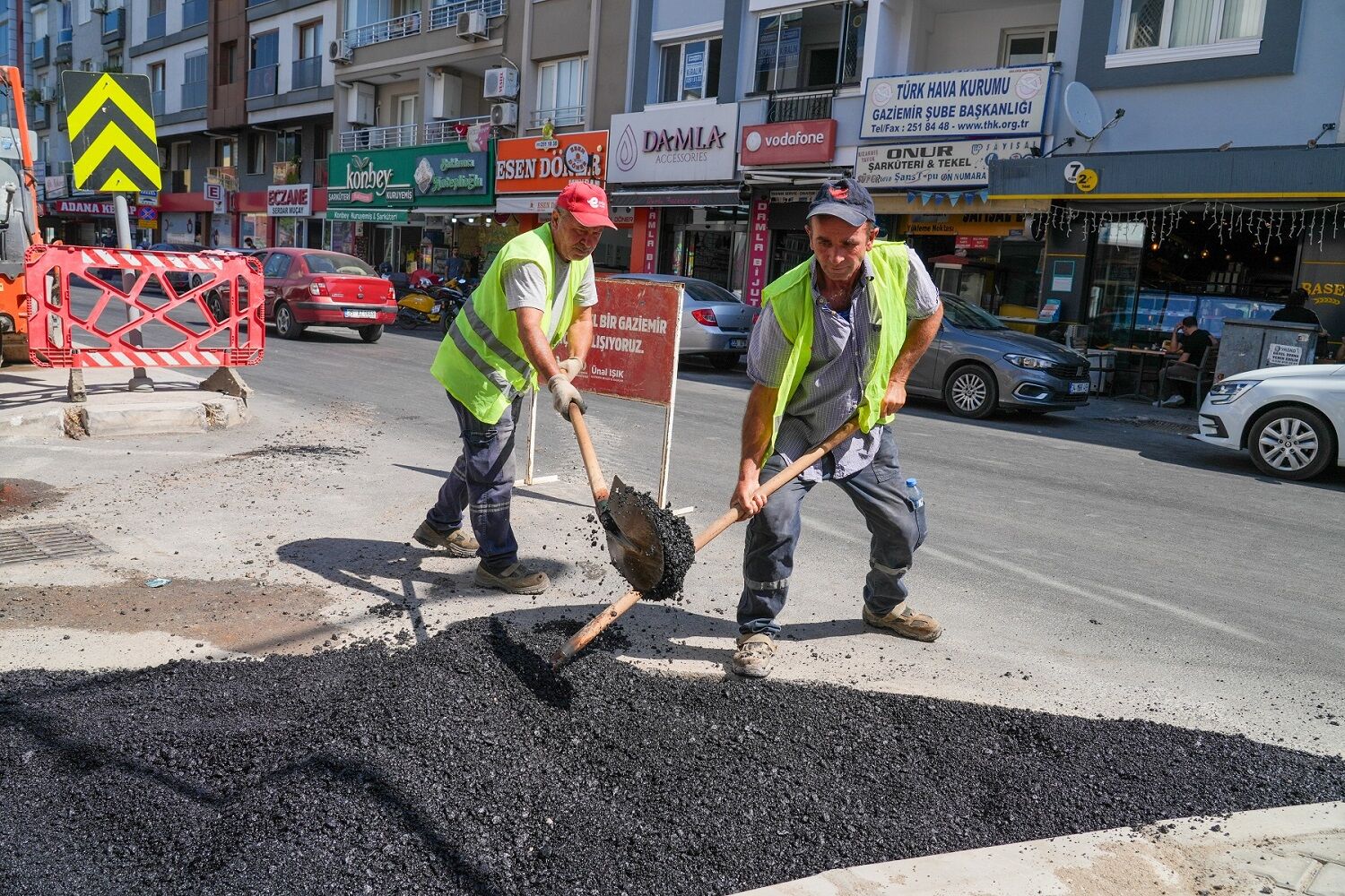 Gaziemir’de Asfaltlama Atağı 4 Bin 470 Ton Asfaltla Yollar Yenileniyor (8)
