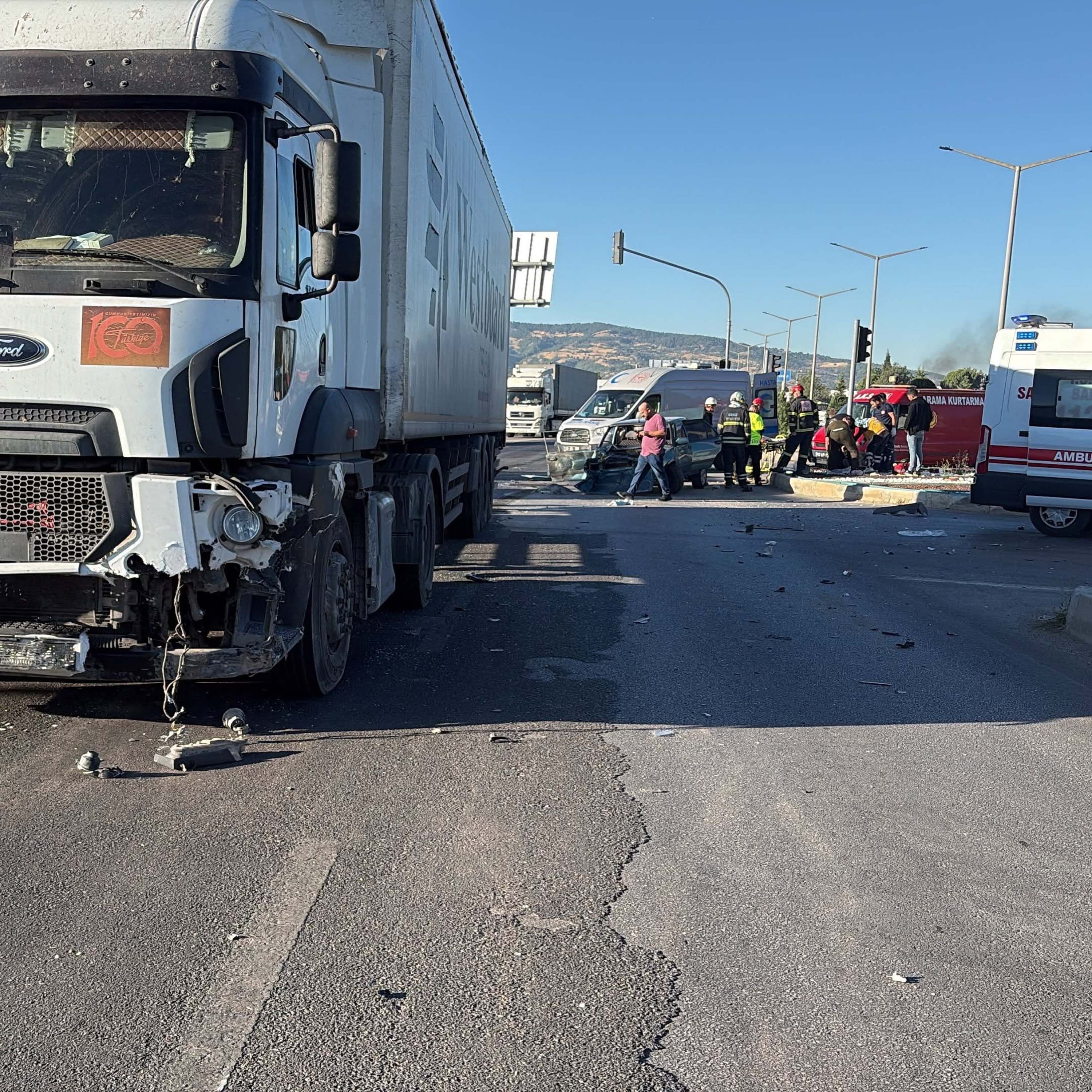 TIR'la otomobil çarpıştı: 1'i ağır, 2 yaralı