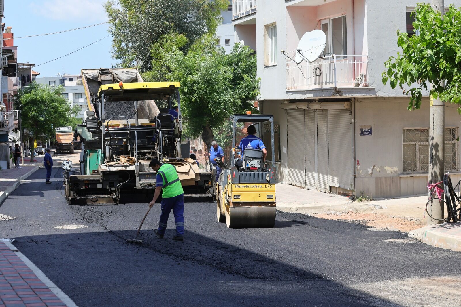Bayraklı’da Asfalt Seferberliği Sürüyor 25 Noktada Tamamlandı, 5 Noktada Daha Başlıyor (19)
