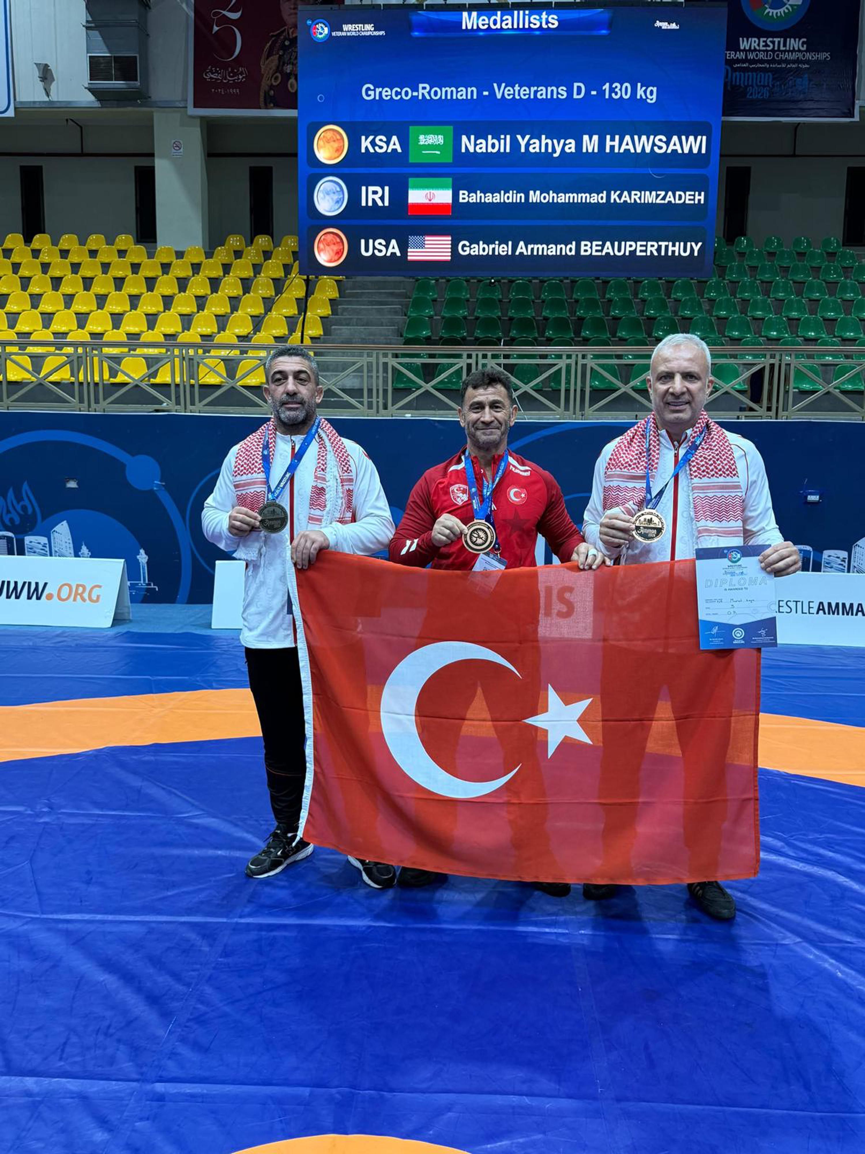 İzmirli güreşçiler kürsüden inmedi