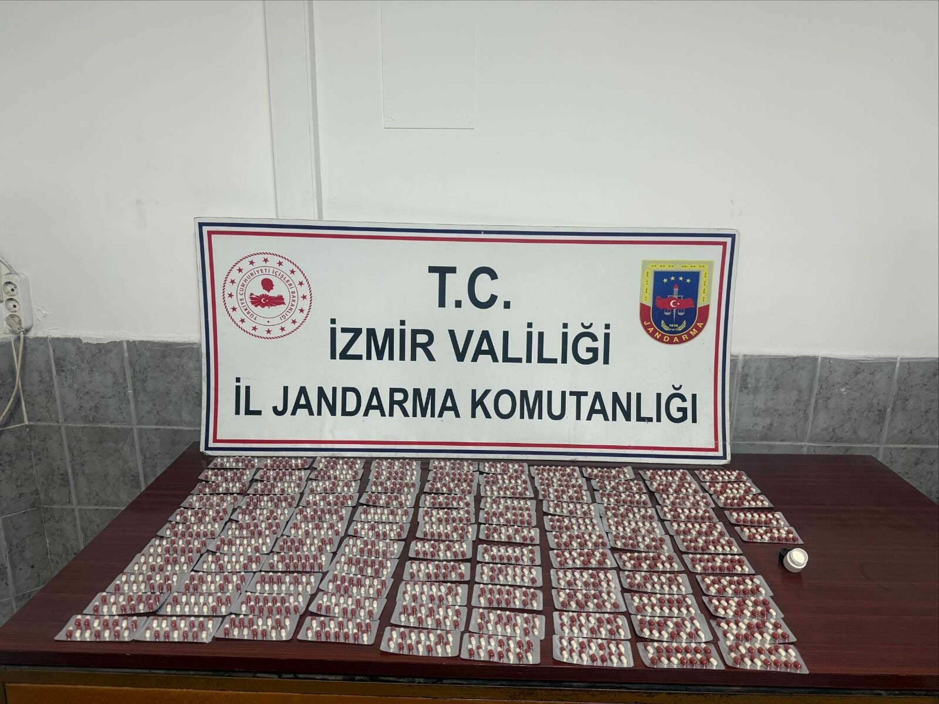 İzmir'de durdurulan araçta 1456 sentetik hap ele geçirildi