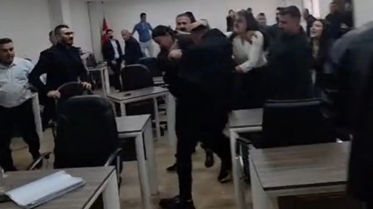 Belediye meclis toplantısında kavga çıktı: Yumruklar havada uçuştu