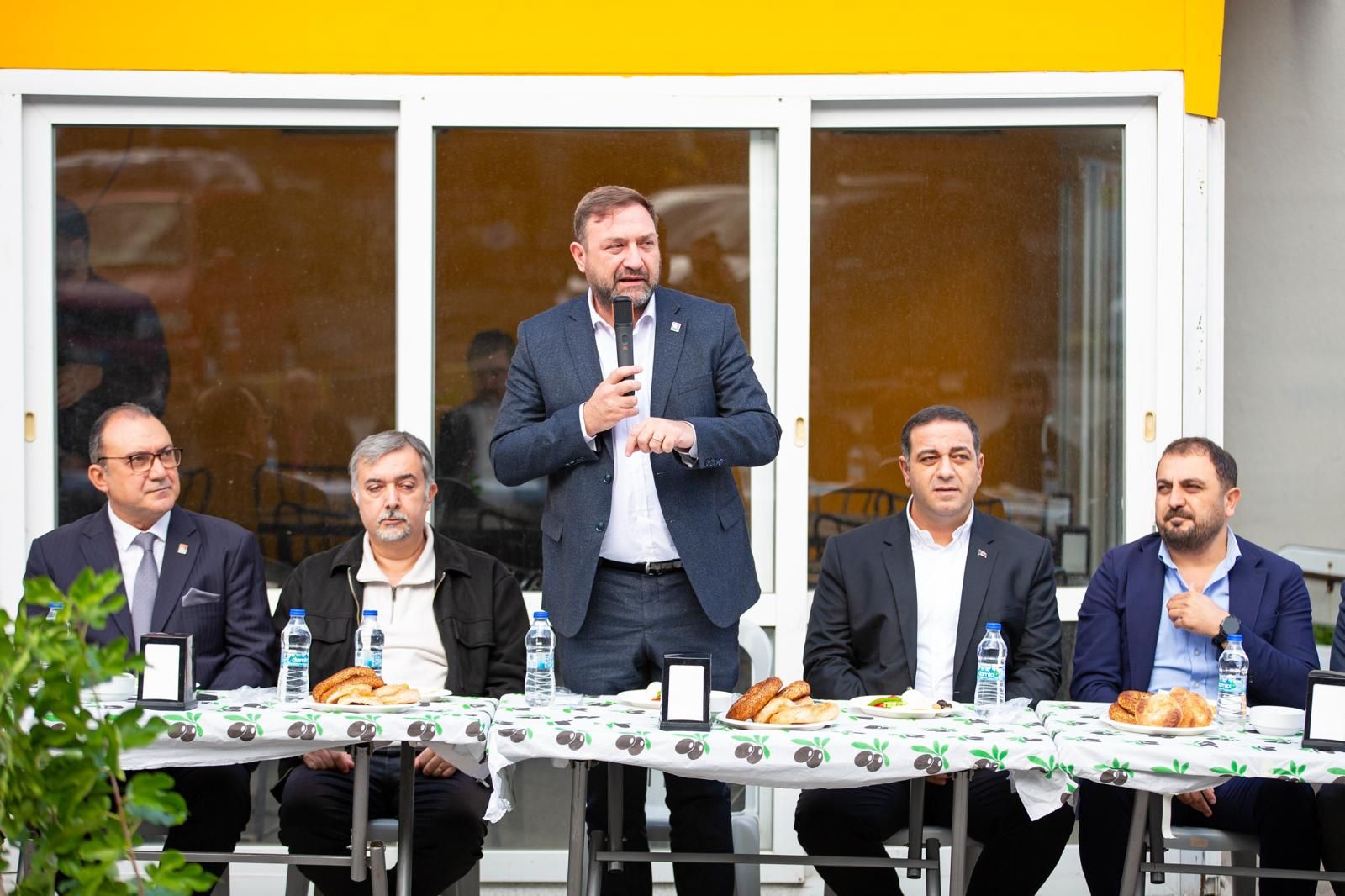 CHP İzmir sahadan ayrılmıyor! Gümrükçü ve Uzun’dan Narlıdere’de saha çalışması